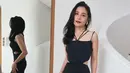 <p>Prilly tampil elegan mengenakan slit dress hitam model cut out di bagian pinggang. Dress tersebut pun memiliki spaghetti strap dengan strap lainnya di bagian dada hingga ke belakang. [@prillylatuconsina96]</p>