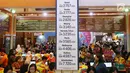 Pengunjung mencari info pemesanan tiket pada pameran Garuda Indonesia Travel Fair 2018 di Jakarta Convention Centre, Jumat (5/10). GATF memberikan kesempatan bagi pengunjung memperoleh tiket dengan potongan harga hingga 80%. (Liputan6.com/Angga Yuniar)