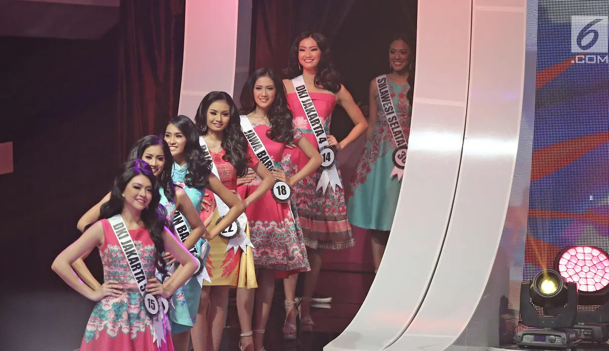 Finalis Puteri Indonesia saat tampil pada Malam Puncak Puteri Indonesia 2018, Jakarta, Jumat (9/3). Para finalis juga menampilkan gaya dengan busana kain Indonesia asli sebagai produk industri tradisional berbasis budaya. (Liputan6.com/Herman Zakharia)