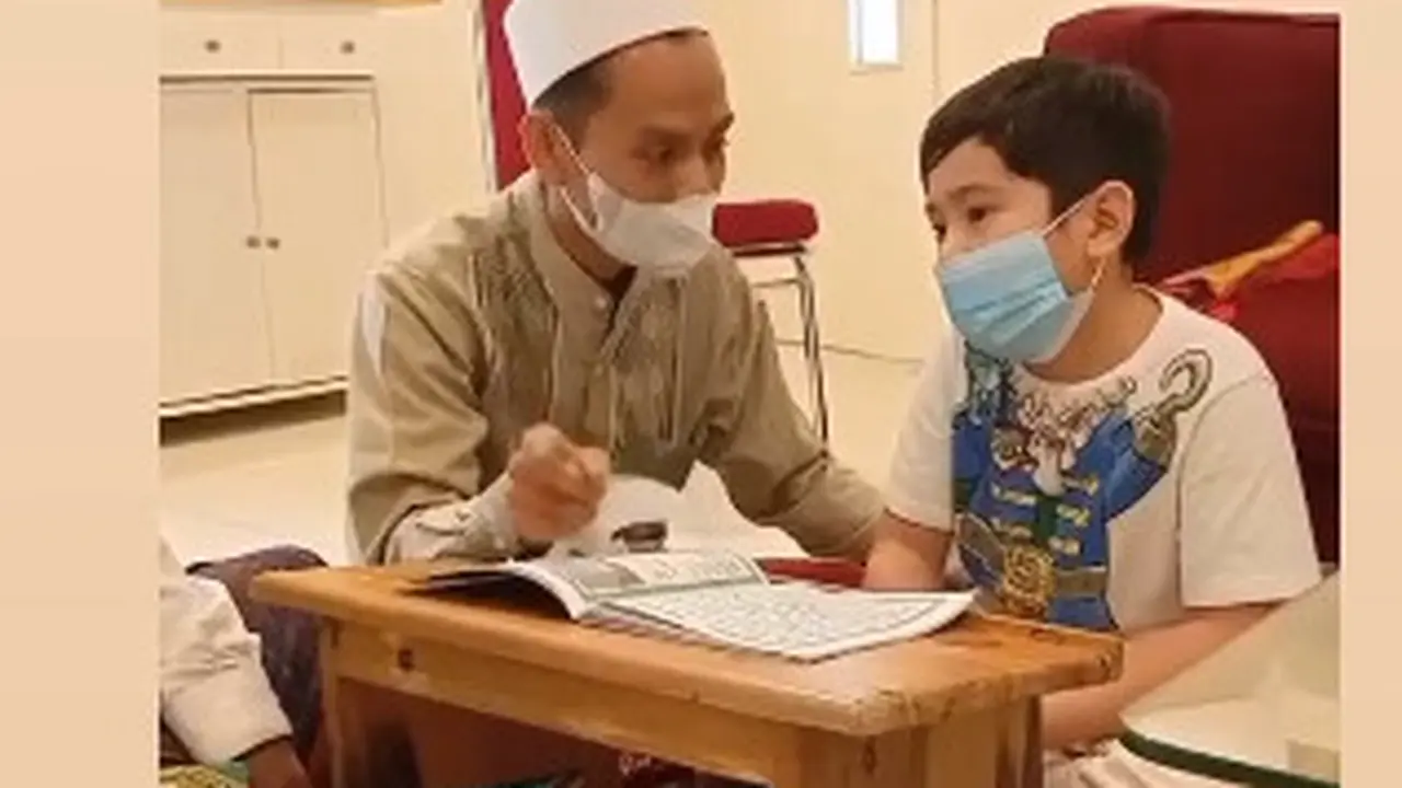 Masuk Pesantren, Ini Potret Rafathar Akrab Bareng Santri Lain