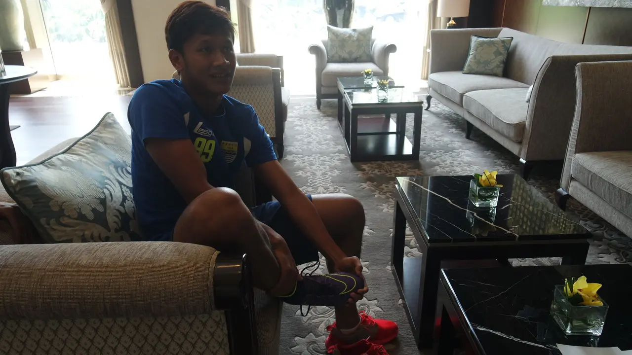 Yandi Sofyan Pakai Sepatu Baru di Final Piala Presiden 2015(udah)