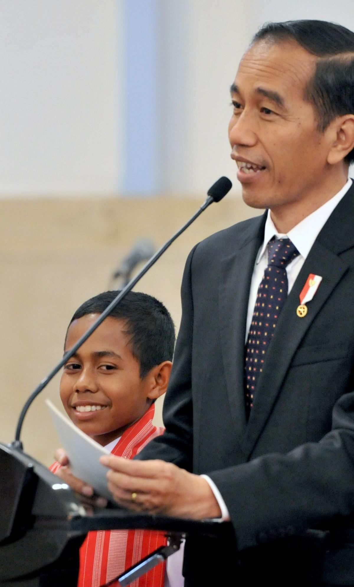 Joni pemanjat tiang bendera bersama Jokowi