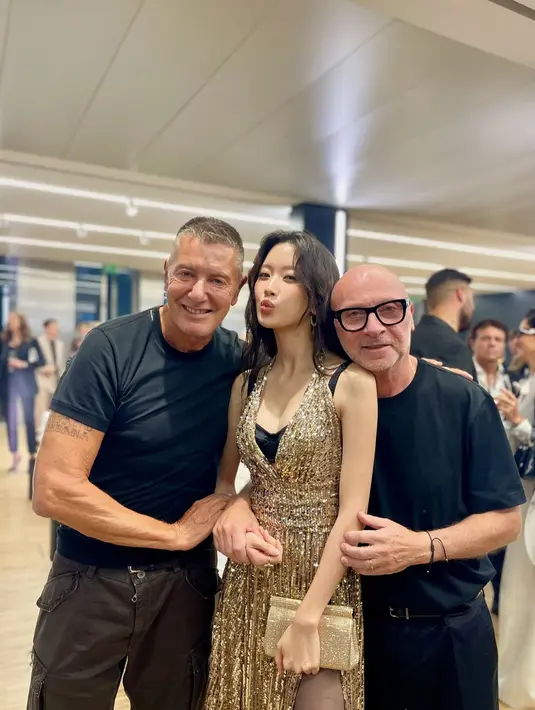 Setelah membuat heboh dengan pakaian renda serba hitam,  Mun Ka Young kembali mencuri atensi saat menghadiri pertunjukan Dolce & Gabbana di Milan Fashion Week. Kali ini, ia tampil berkilau dalam balutan sequin gold dress dengan detail high slit yang menawan.  [@m_kayoung].