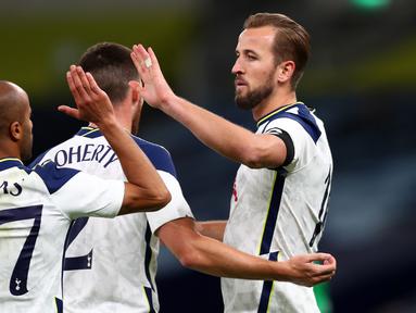 Penyerang Tottenham, Harry Kane, merayakan gol yang dicetaknya ke gawang Maccabi Haifa pada laga play-off Liga Europa 2020/2021 di Tottenham Hotspur Stadium, Jumat (2/10/2020) dini hari WIB. Tottenham menang 7-2 atas Maccabi Haifa. (AFP/Clive Rose/pool)