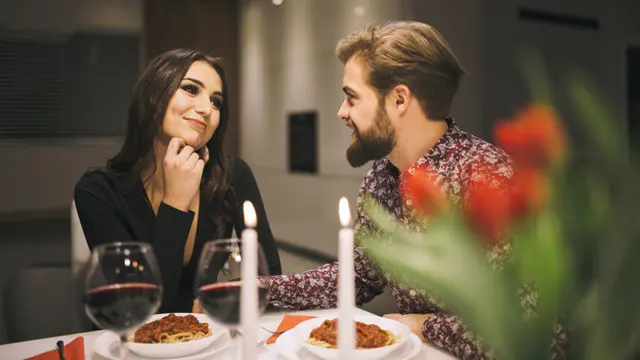 Menyiapkan Dinner Romantis di Rumah