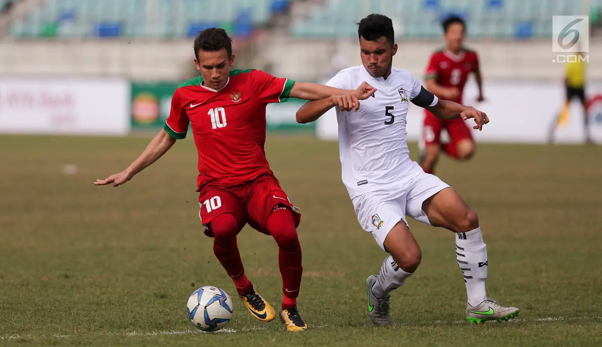 Gelandang Timnas Indonesia U-19, Egy Maulana Vikri berusaha mengontrol bola saat bertanding melawan Thailand di Piala AFF U-18 di Stadion Thuwanna, Yangon, Jumat (15/9). Thailand menang adu penalti 3-2. (Liputan6.com/Yoppy Renato)