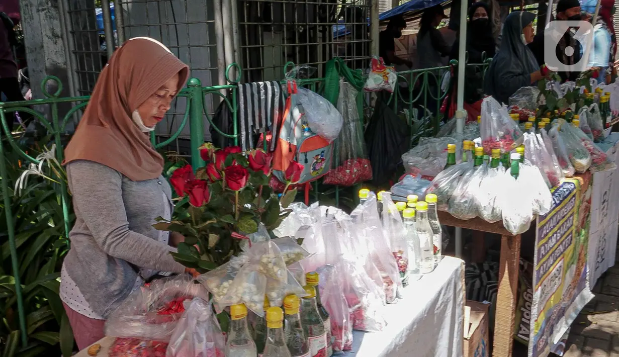Penjual menata bunga tabur di TPU Karet Tengsin, Jakarta, Minggu (27/3/2022). Sebagian warga memanfaatkan waktu jelang Ramadan menjadi penjual bunga tabur musiman untuk memenuhi kebutuhan ziarah ke makam yang dijual Rp 5.000 - Rp 20.000 per kantong plastik. (Liputan6.com/Faizal Fanani)
