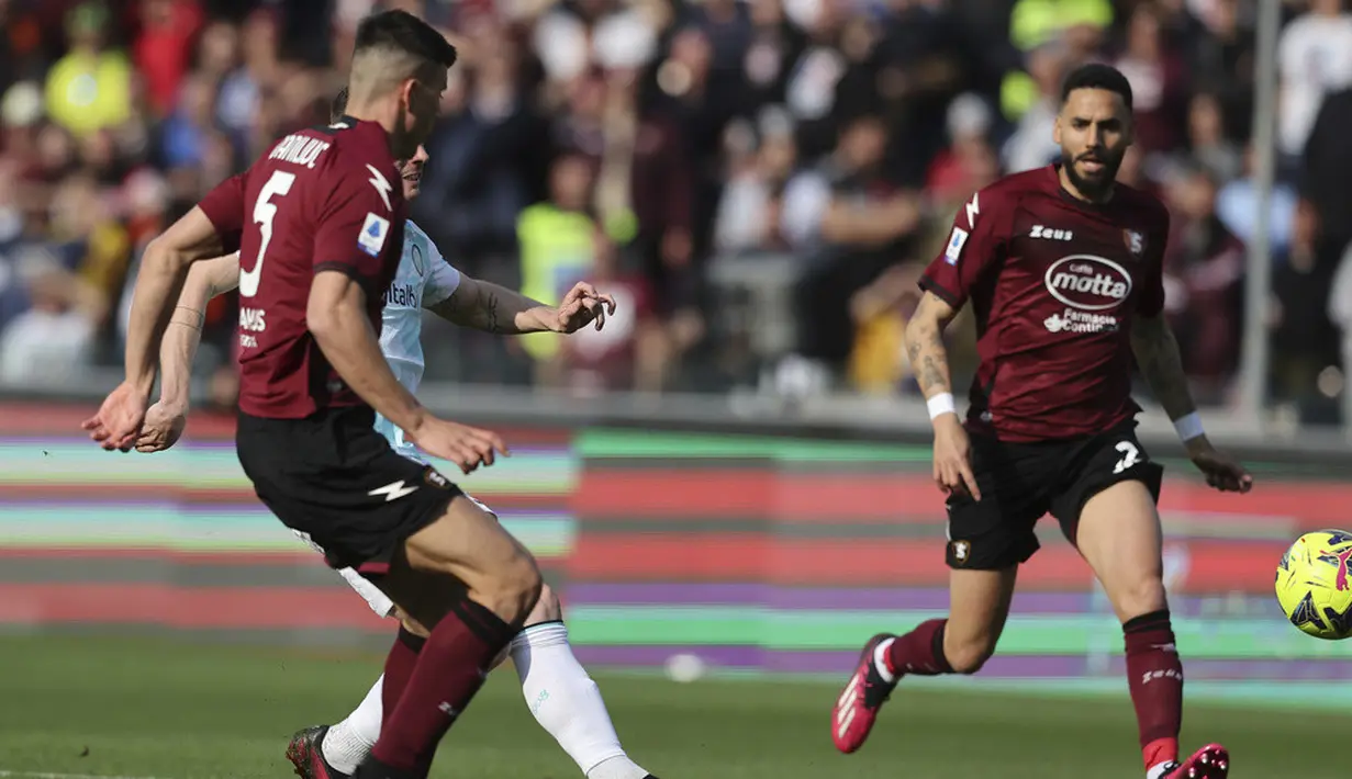 <p>Laga Salernitana vs Inter Milan berakhir 1-1. Hasil ini membuat anak asuh Simone Inzaghi menetap di peringkat empat. (Alessandro Garofalo/LaPresse via AP)</p>