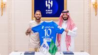 Dalam gambar selebaran yang dirilis oleh klub sepak bola Saudi Al-Hilal pada 15 Agustus 2023, penyerang Brasil Neymar (kiri) berfoto dengan Presiden Hilal Fahad bin Nafel di stadion Al-Hilal di Riyadh. (Saudi Pro League / AFP)