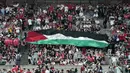 Bendera Palestina berukuran besar dibentangkan oleh suporter Korea Selatan saat laga Grup B Kualifikasi Piala Dunia 2026 melawan Palestina di Seoul World Cup Stadium, Seoul, Korea Selatan, Kamis (05/09/2024) WIB. (AP Photo/Ahn Young-joon)