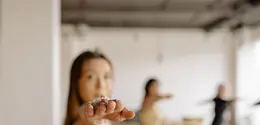 Perubahan postur akibat kebiasaan menatap layar juga dapat mempengaruhi kenyamanan pada posisi tubuh. (Foto/dok: Pexels/Yan Krukau)