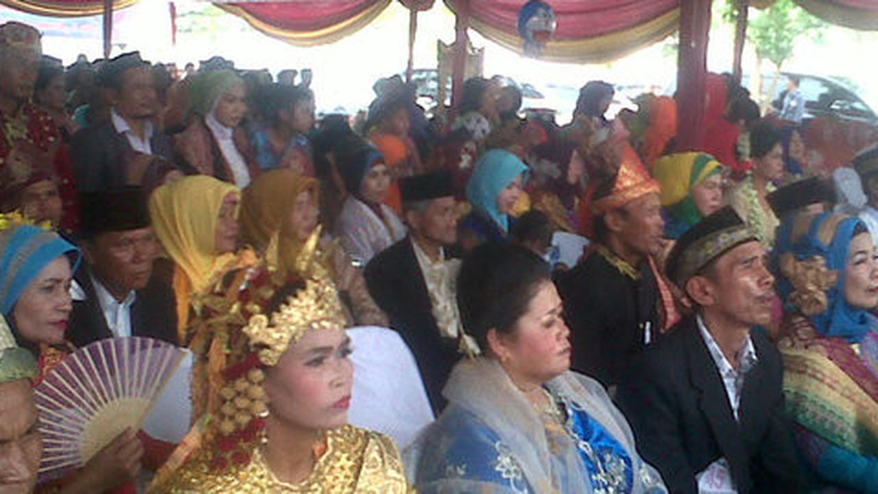 Di tepian Sungai Musi, 50 pasang warga Palembang nikah massal