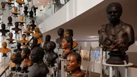 Galeri patung - patung manusia berjajar di dalam Museum Manusia atau Musee de l' Homme, Paris , Perancis, Rabu (14/10/2015). Museum ini didedikasikan untuk pengetahuan bidang antropologi , etnologi dan prasejarah evolusi manusia. (REUTERS/Jacky Naegelen)