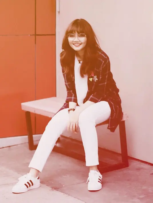 Beberapa kali pula ia mengungkapkan kerendahan hatinya melalui Instagram.  Mantan kekasih Fakhrul Razi ini juga ingin selalu berbuat baik. Ia juga tak mau merampas hak kemanusiaan orang lain. (Instagram/rinanose16)