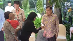 Wakil Presiden Jusuf Kalla menggelar open house di kediaman pribadinya di Makassar, Sulawesi Selatan. Ribuan warga hadiri acara tersebut.