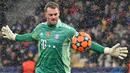 Manuel Neuer. Kiper Jerman berusia 35 tahun yang telah 11 musim bersama Bayern Munchen ini dibanderol 14 juta euro atau setara Rp225 miliar. Menjadi andalan Die Roten sejak didatangkan pada 2011/2012, ia telah tampil 461 laga di semua ajang dengan mencetak 223 kali clean sheet. (AFP/Genya Savilov)