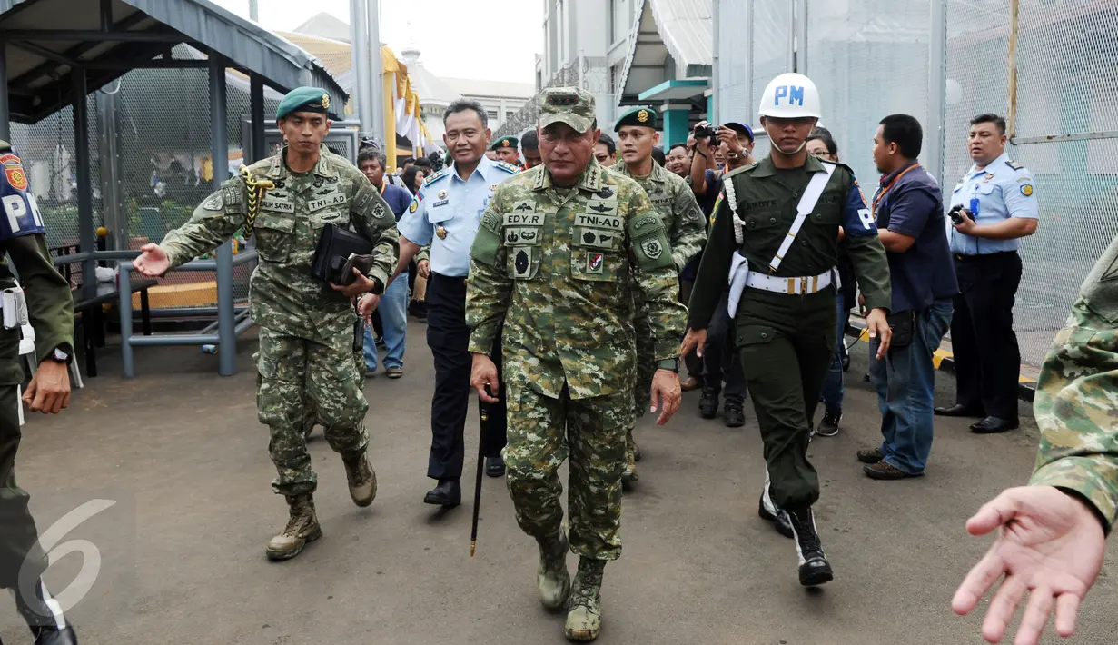 Pangkostrad, Letjen TNI Edy Rahmayadi (tengah) bersiap meninggalkan lapas usai memberikan kuliah umum kebangsaan bagi warga binaan di Rutan Kelas 1 Salemba Jakarta, Rabu (30/12/2015). 501 peserta mengikuti kegiatan ini. (Liputan6.com/Helmi Fithriansyah)