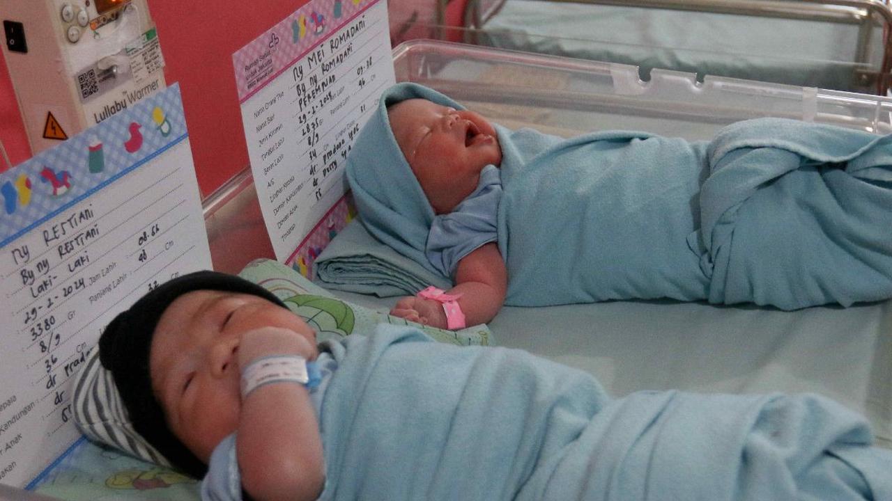 Dua bayi berkelamin laki-laki dan perempuan saat terlahir di RSUD Kramat Jati, Jakarta, Kamis (29/2/2024). Ini menjadi momen spesial karena kedua bayi lucu tersebut lahir pada Hari Kabisat 29 Februari yang terjadi empat tahun sekali. Liputan6.com/Herman Z