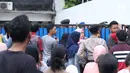 Kerumunan warga di depan lokasi pembunuhan wanita yang ditemukan tewas di dalam lemari di kawasan Mampang, Jakarta, Jumat (23/11). Polres Jaksel menggelar rekonstruksi setelah penyidik menggali keterangan pelaku. (Liputan6.com/Helmi Fithriansyah)
