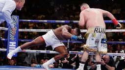Andy Ruiz (kanan) memukul jatuh Anthony Joshua Anthony Joshua pada ronde ketujuh pertandingan tinju di Madison Square Garden, New York, Amerika Serikat, Minggu (2/6/2019). Andy Ruiz menjadi juara kelas berat WBA, WBO, dan IBF usai mengalahkan Anthony Joshua. (AP Photo/Frank Franklin II)