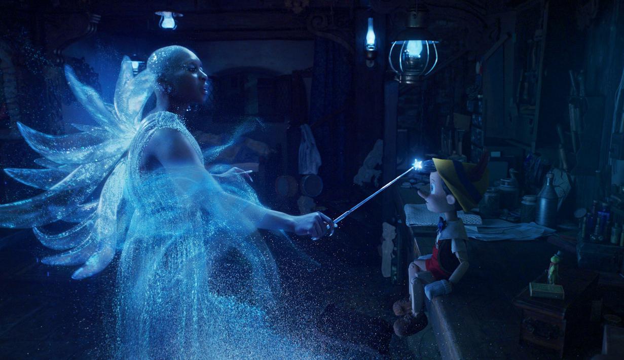 Selain yang telah disebut, sejumlah bintang lain juga ikut tampil di film ini. Termasuk nomine Oscar Cynthia Erivo yang berperan sebagai si Peri Biru. Hadir pula Keegan-Michael Key, Luke Evans, dan lainnya. (Foto: Disney Plus Hotstar)