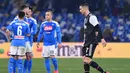 Penyerang Juventus Cristiano Ronaldo meninggalkan lapangan usai pertandingan melawan Napoli pada pertandingan Liga Serie A Italia di Stadio San Paolo, Naples (26/1/2020). Ronaldo mencetak satu gol dipertandingan ini dan gagal mengantar Juventus mengalahkan Napoli. (AFP Photo/Alberto Pizzoli)