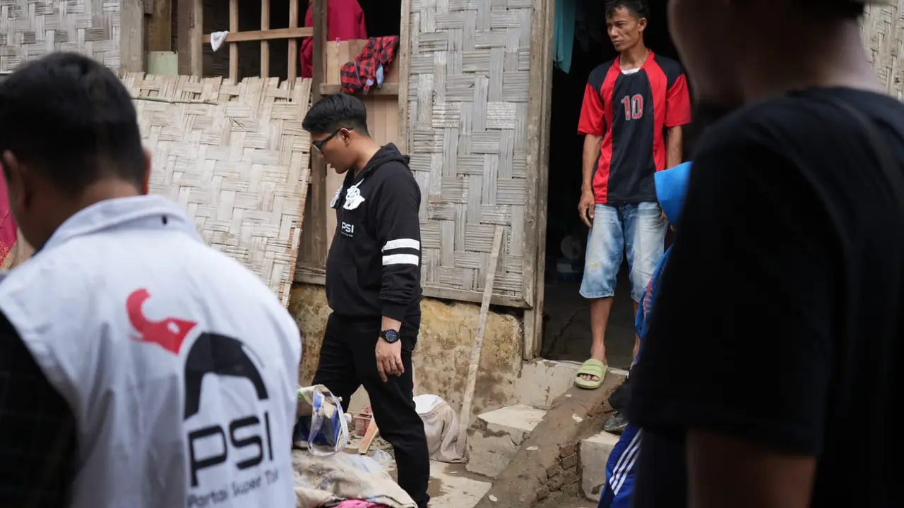 Sejak akhir pekan, tim PSI bersama warga dan pemerintah daerah melakukan pembersihan massal di permukiman yang terdampak banjir (Istimewa)