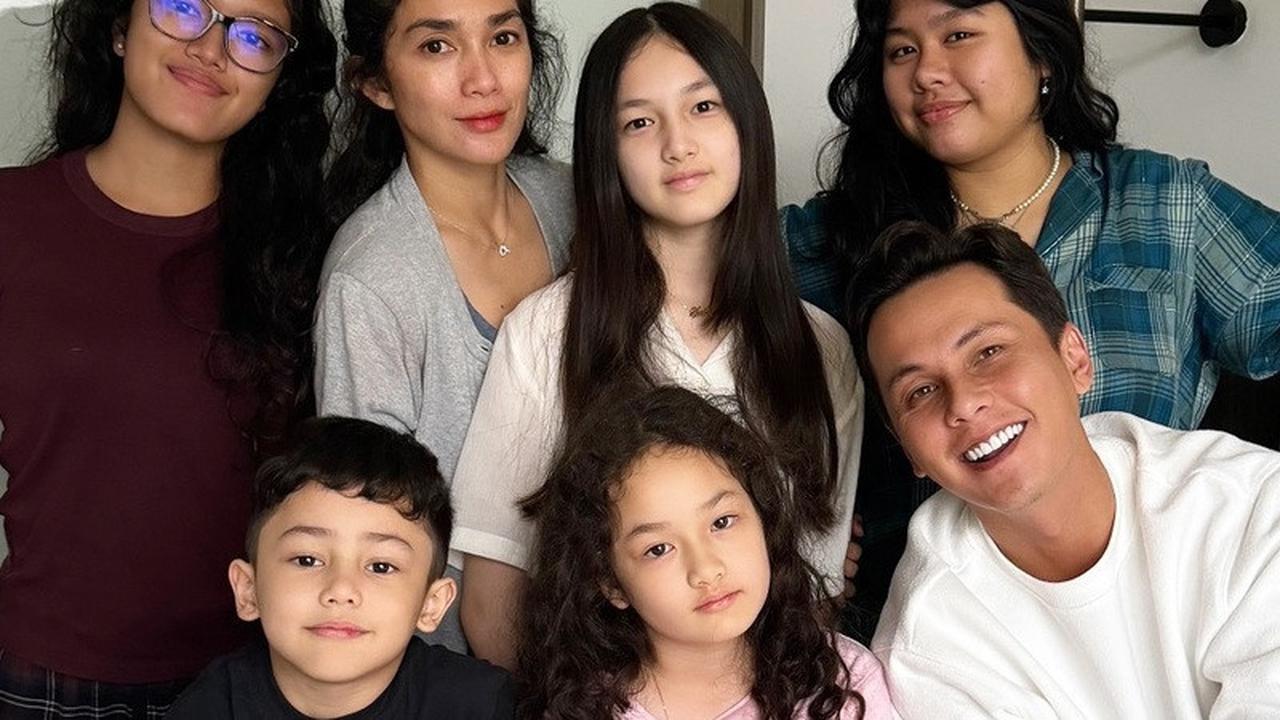 Potret Kejutan Ultah Andhika Pratama Ke-38 dari Ussy Sulistiawaty dan Anak-anak, Bahagia Penuh Kehangatan