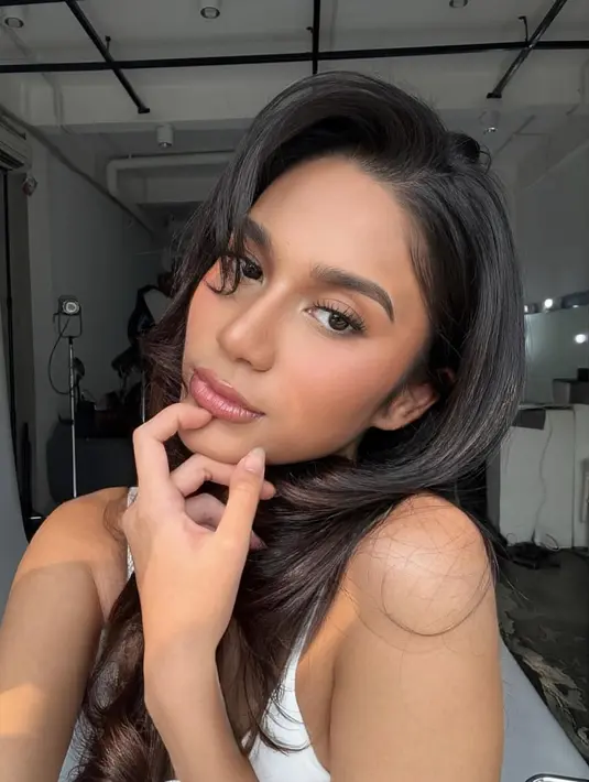 Rambut panjang Azizah Salsha diblow yang menampilkan kesan messy curl hair [@azizahsalsha_]