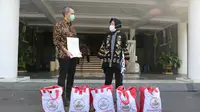 Pemkot Surabaya menerima bantuan dari Presiden RI Jokowi (Foto:Liputan6.com/Dian Kurniawan)