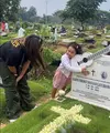 Sebelum pulang kampung, penyanyi Mutia Ayu berziarah ke makam Glenn Fredly. Tidak sendiri, ia bersama putrinya, Gewa Atlana Syamayim Latuihamallo. Tampak Gewa juga memeluk nisan dan membuat haru hingga menangis warganet. [Instagram/mutia_ayuu]