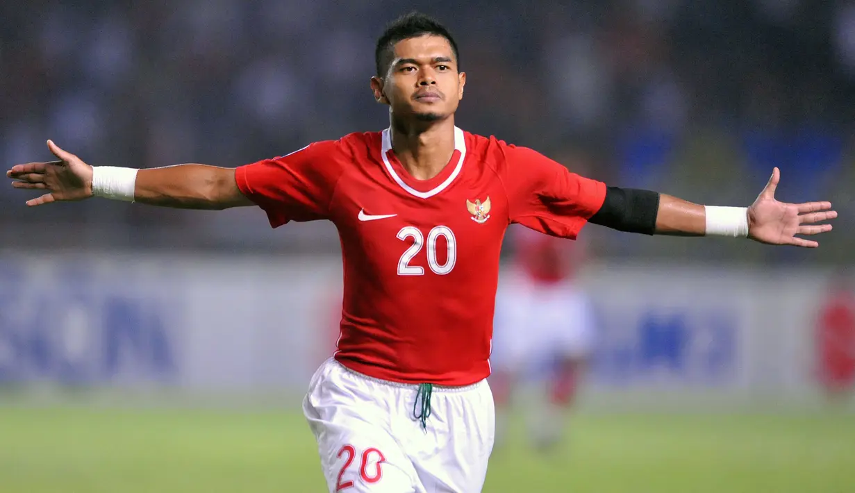 Bambang Pamungkas. Striker yang telah pensiun dari Timnas Indonesia pada 2012 ini mampu mencetak 1 gol saat melawan Malaysia di Piala AFF 2002. Gol tersebut dicetaknya di babak semifinal (27/12/2002) dengan skor akhir 1-0 untuk kemenangan Timnas Indoneia. (AFP/Adek Berry)