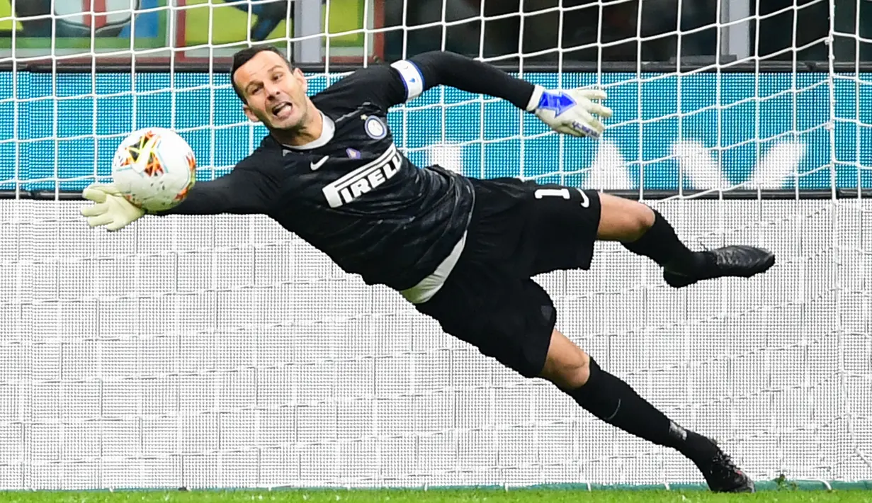 Samir Handanovic merupakan salah satu pemain yang berjasa mengantarkan Inter Milan meraih gelar Scudetto musim 2020/2021. Ia telah tampil sebanyak 389 kali sejak didatangkan pada musim 2012/2013 silam. (Foto: AFP/Miguel Medina)