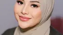 Dengan gaya hijab kasual dan warna outfit bak cewek bumi, Aurel tampil cantik luar biasa dengan makeup bernuansa merah muda yang lembut. [Foto: Instagram/makeupbylaode]