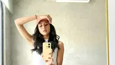 Dengan pedenya, Maudy Ayunda terlihat berpose di depan kaca. Ia hanya mengenakan kaus pendek dengan celana jeans kasualnya. (Liputan6.com/IG/@maudyayunda).