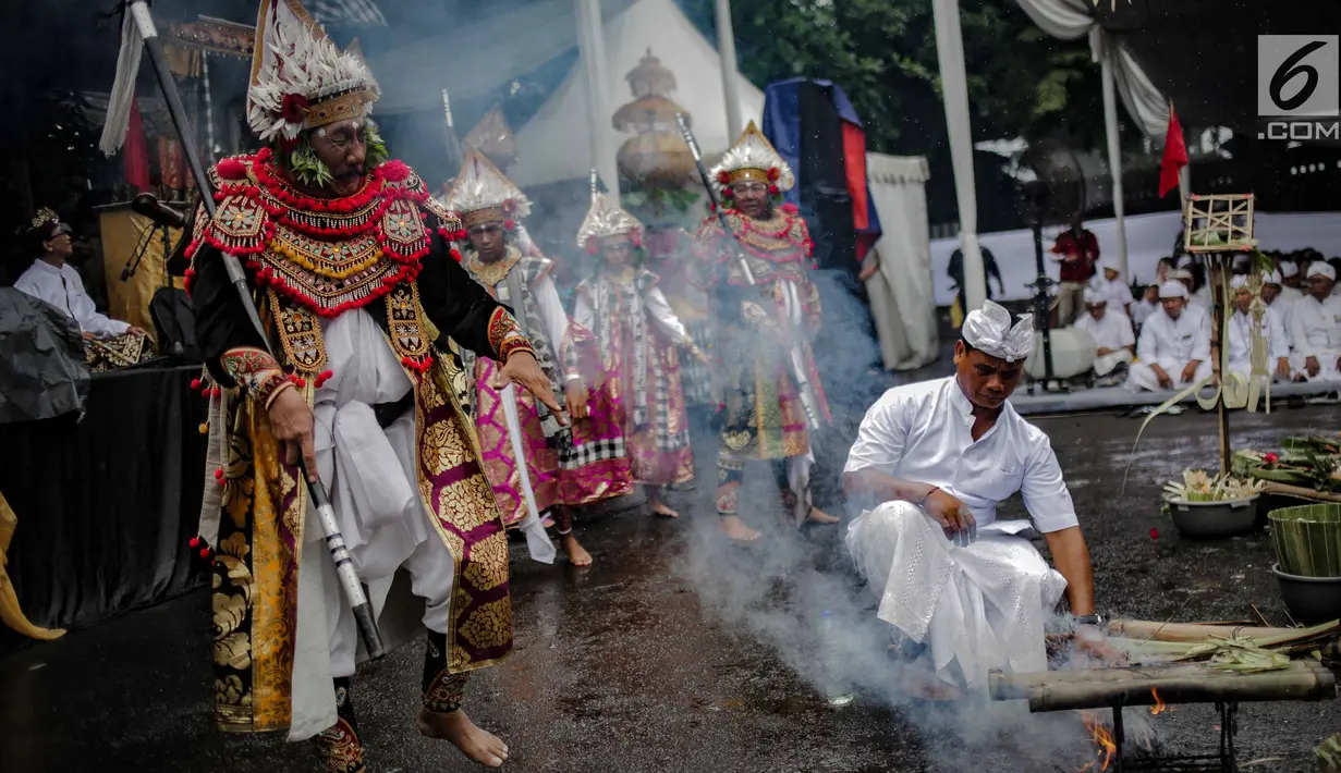 Suasana prosesi upacara Tawur Agung Kesanga 2019 di Pura Aditya Jaya Rawamangun, Jakarta, Rabu (6/3). Prosesi Tawur Agung yang dihadiri umat Hindu merupakan rangkaian perayaan Hari Raya Nyepi Tahun Baru Saka 1941. (Liputan6.com/Faizal Fanani)