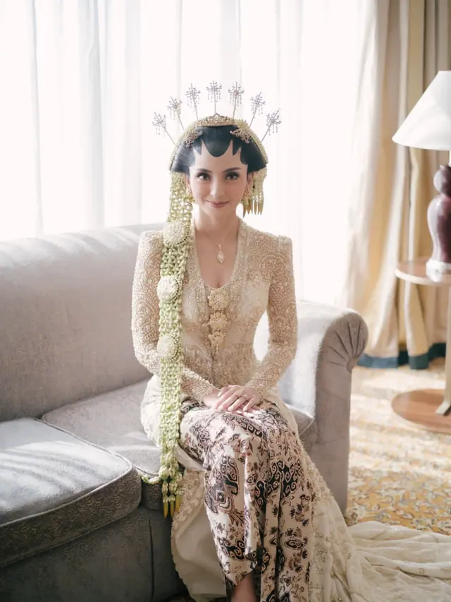 Valerie Tifanka Kenakan Kebaya Adat Jawa di hari pernikahan. [@valtifanka]