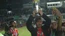 Pelatih Persebaya, Angel Alfredo Vera mengangkat piala usai menumbangkan PSMS Medan di Final Liga 2 Indonesia di Stadion GBLA, Bandung, Selasa (28/11). Persebaya unggul 3-2 atas PSMS Medan. (Liputan6.com/Helmi Fithriansyah)