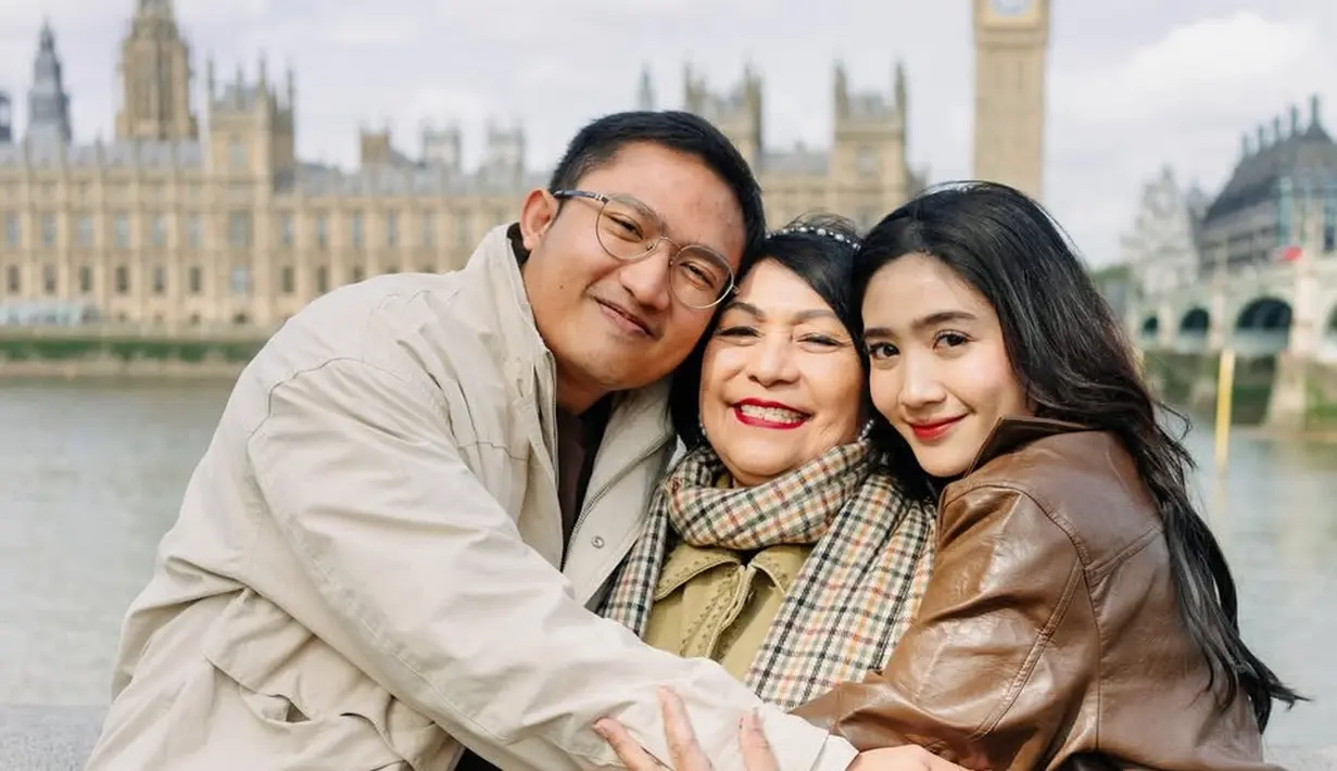 Febby Rastanty mengunggah potret bersama ibunya saat liburan ke Inggris. Keduanya tampil mengenakan baju earth tone. [@febbyrastanty]