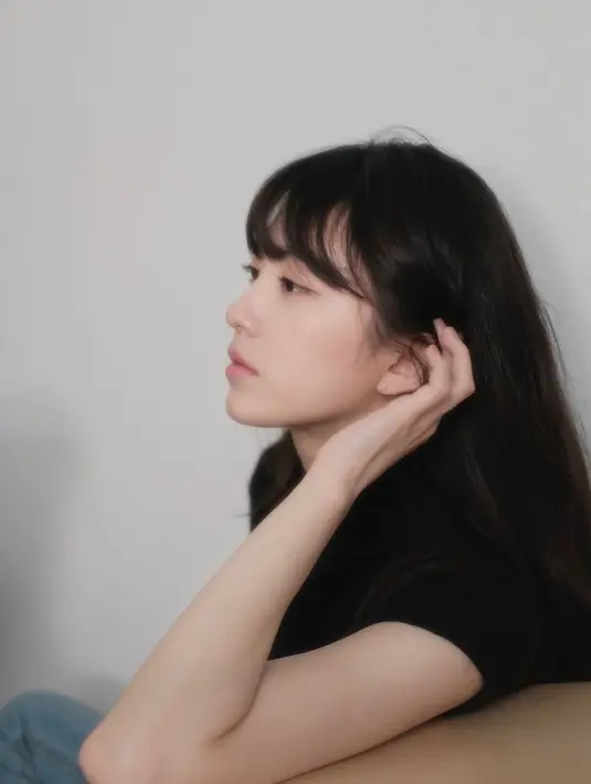 Untuk kamu yang juga memiliki rambut panjang dan masih bingung mencari inspirasi, lihat potret Lee Suji di sini. Ia membagikan potret cantik dirinya dengan rambut berponi. [Foto: Instagram/1998_suji_ya]