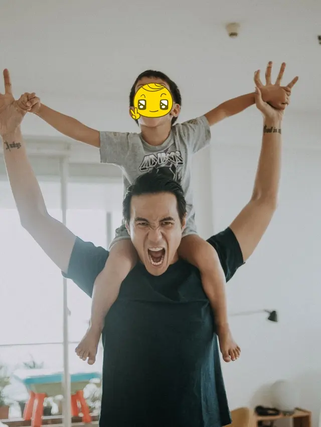6 Potret Seleb Pria Keturunan Tionghoa saat Momong Buah Hati, Curi Perhatian