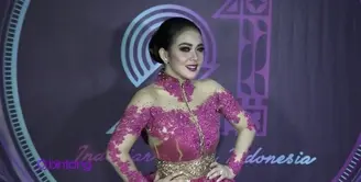 Bukan Syahrini namanya jika tidak memberikan penampilan yang spesial. Di Konser Raya 21 Indosiar, Syahrini tampil bagaikan putri raja dengan gaun etnik berwarna pink.