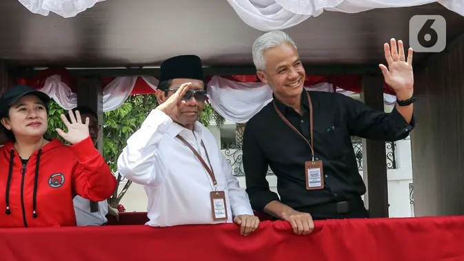 <p>Bakal calon presiden (Bacapres) Ganjar Pranowo dan bakal calon wakil presiden (Bacawapres) Mahfud MD saat menuju Gedung KPU, Jakarta, Kamis (19/10/2023) (Liputan6.com/Angga Yuniar)</p>