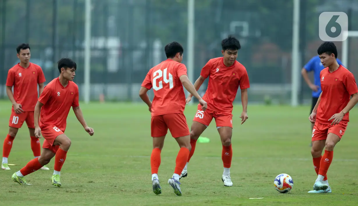 Skema permainan Golden Star mulai disusun untuk menghadapi perlawanan ketat Garuda Muda. (Liputan6.com/Helmi Fithriansyah)