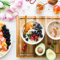 Makan makanan yang sehat dan bergizi seimbang dapat menjaga kadar kolesterol tetap normal. (Foto: Unsplash/Brooke Lark)