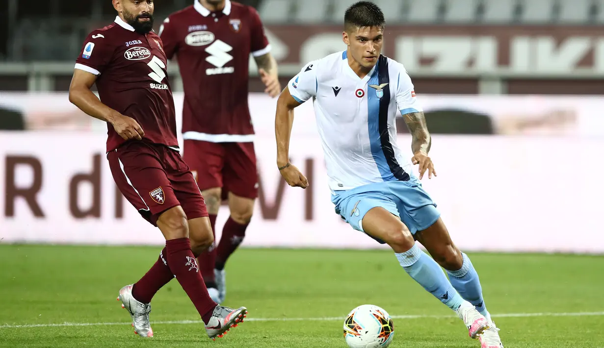 Gelandang Lazio, Joaquin Correa (kanan) menggiring bola saat bertanding melawan Torino pada pertandingan lanjutan Liga Serie A Italia di stadion Olimpiade di Turin (30/6/2020). Lazio menang tipis atas Torino 2-1. (AFP Photo/Isabella Bonotto)
