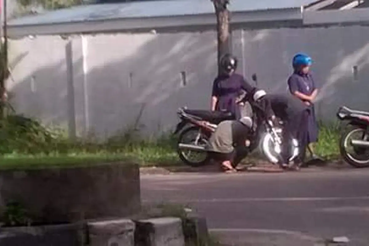 [Bintang] Motor Mogok, 2 Biarawati Ini Ditolong 2 Ustaz