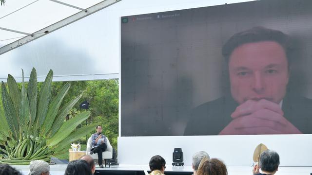 Elon Musk (kanan) bersama Mendikbudristekdikti Nadiem Makarim dalam dialog Intergenerational Dialogue for Our Emerging Future di Bali, Senin (14/11/2022) (Dok. Kemendikbudristek)