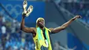  Usain Bolt melepas sepatunya saat berselebrasi usai meraih emas kategori sprint 100 meter Olimpiade 2016 di Rio de Janeiro, Brasil, (15/8). Usain Bolt berhasil meraih emas di tiga Olimpiade berturut-turut. (REUTERS/Lucy Nicholson)