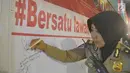 Seorang polwan menandatangani spanduk saat tablig akbar di Simpang Lima, Kota Semarang, Minggu (13/5). Spanduk tersebut bentuk dukacita untuk korban teror di Mako Brimob, Jakarta beberapa waktu lalu dan teror bom gereja di Surabaya. (Liputan6.com/Gholib)